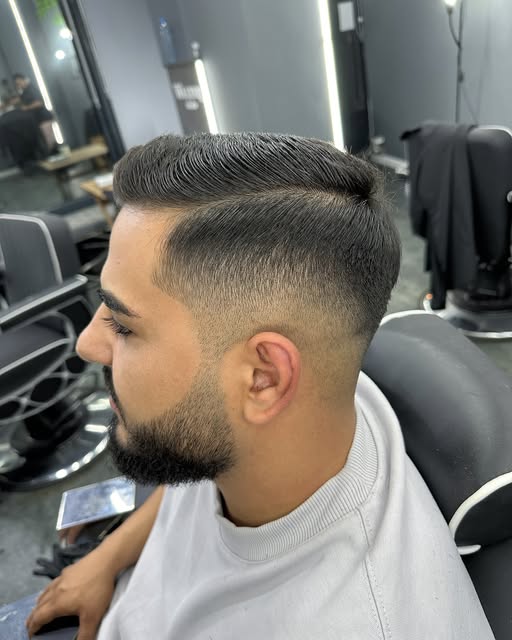 Cărare laterală cu skin fade și barbă